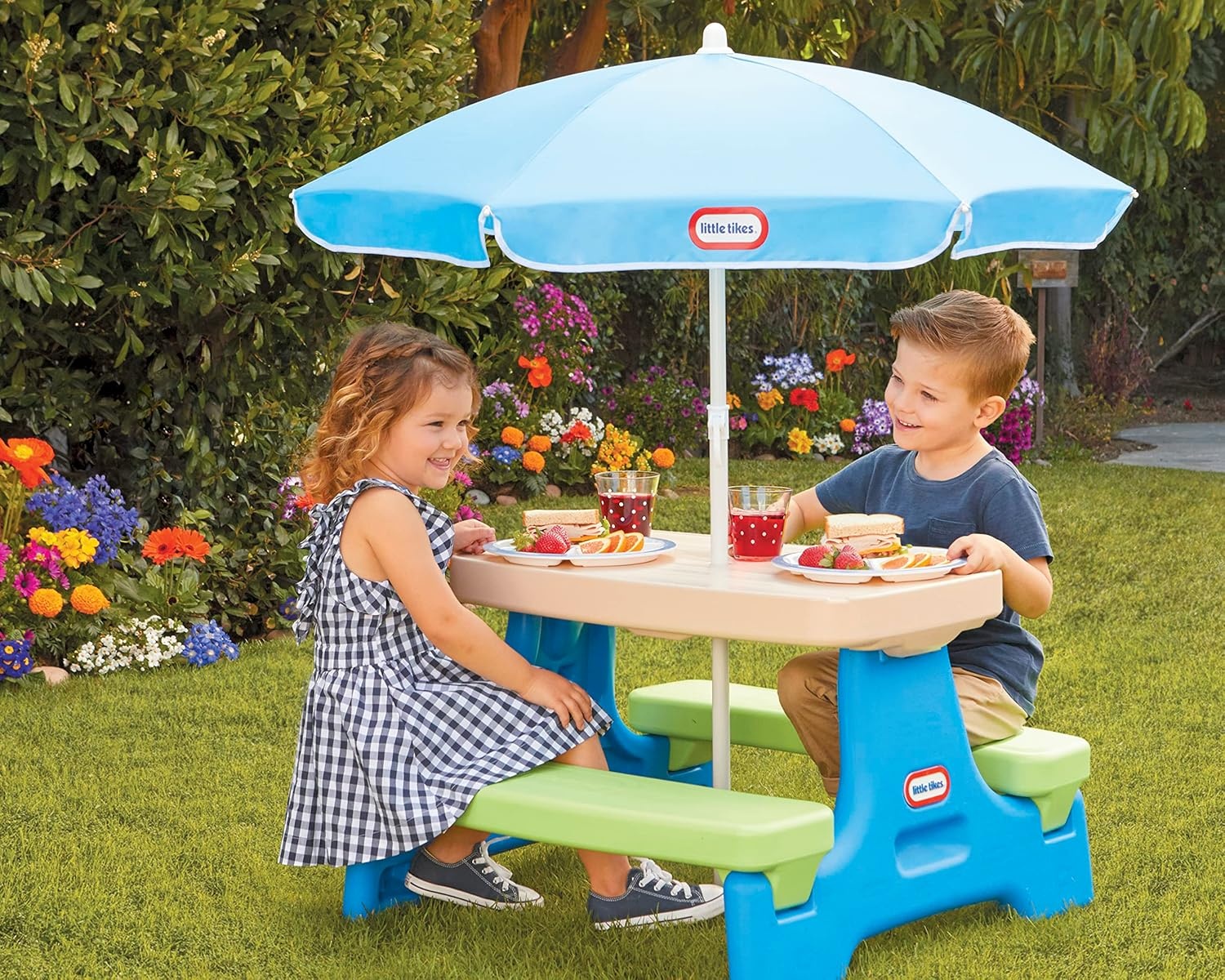 Little Tikes Easy Store Jr. Picnic Table with Umbrella – Blue / Green, 27.25L x 27.00W x 18.25H(Blue/Green)